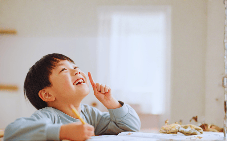 考えごとをする男の子